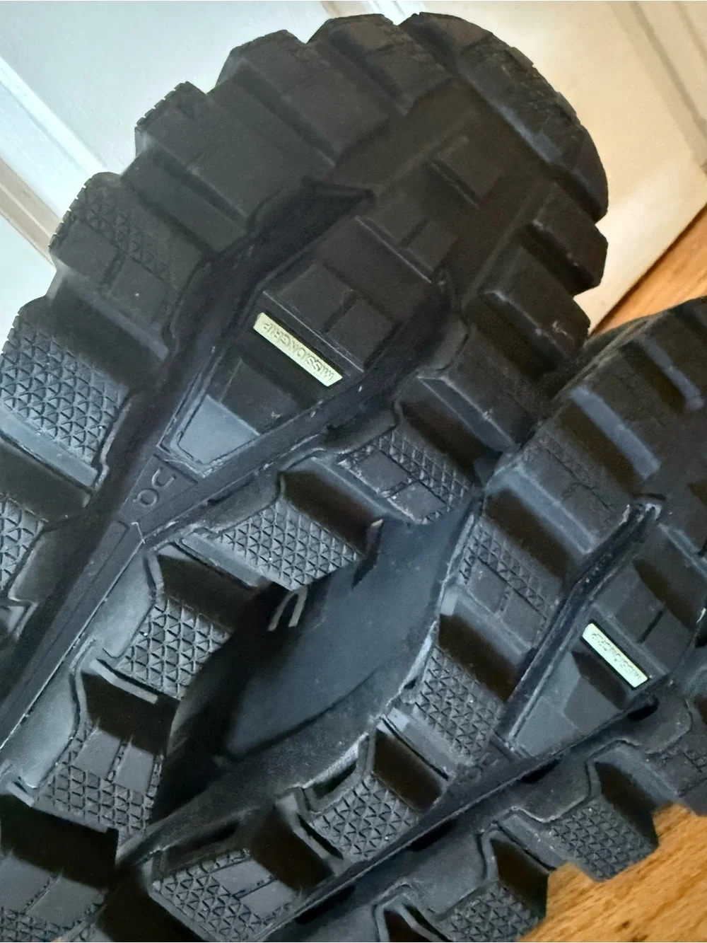 On Men’s Waterproof Hiking Boots – Black – Size US 9.5 (EU 43)